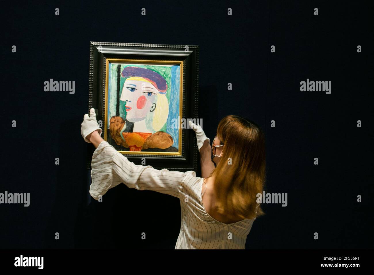 NEW BOND STREET LONDRES, ROYAUME-UNI 24 MARS 2021. BONHAMS PHOTOCALL: GRAND PORTRAIT PICASSO INVISIBLE DEPUIS 40 ANS. Femme au Béret mauve, 1937 par Pablo Picasso. Estimation: $10,000,000-15,000,000 - le portrait Picasso, invisible depuis près de 40 ans, est montré dans des villes du monde entier avant d'être offert à la vente à Bonhams Impressionniste et d'Art moderne à New York le jeudi 13 mai. Credit amer ghazzal/Alamy Live News Banque D'Images