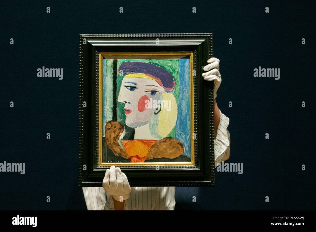 NEW BOND STREET LONDRES, ROYAUME-UNI 24 MARS 2021. BONHAMS PHOTOCALL: GRAND PORTRAIT PICASSO INVISIBLE DEPUIS 40 ANS. Femme au Béret mauve, 1937 par Pablo Picasso. Estimation: $10,000,000-15,000,000 - le portrait Picasso, invisible depuis près de 40 ans, est montré dans des villes du monde entier avant d'être offert à la vente à Bonhams Impressionniste et d'Art moderne à New York le jeudi 13 mai. Credit amer ghazzal/Alamy Live News Banque D'Images