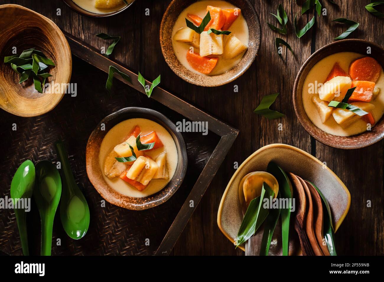 UBI Kolak Pisang. Ragoût sucré indonésien de banane plantain et de patate douce dans une soupe de lait de coco Banque D'Images