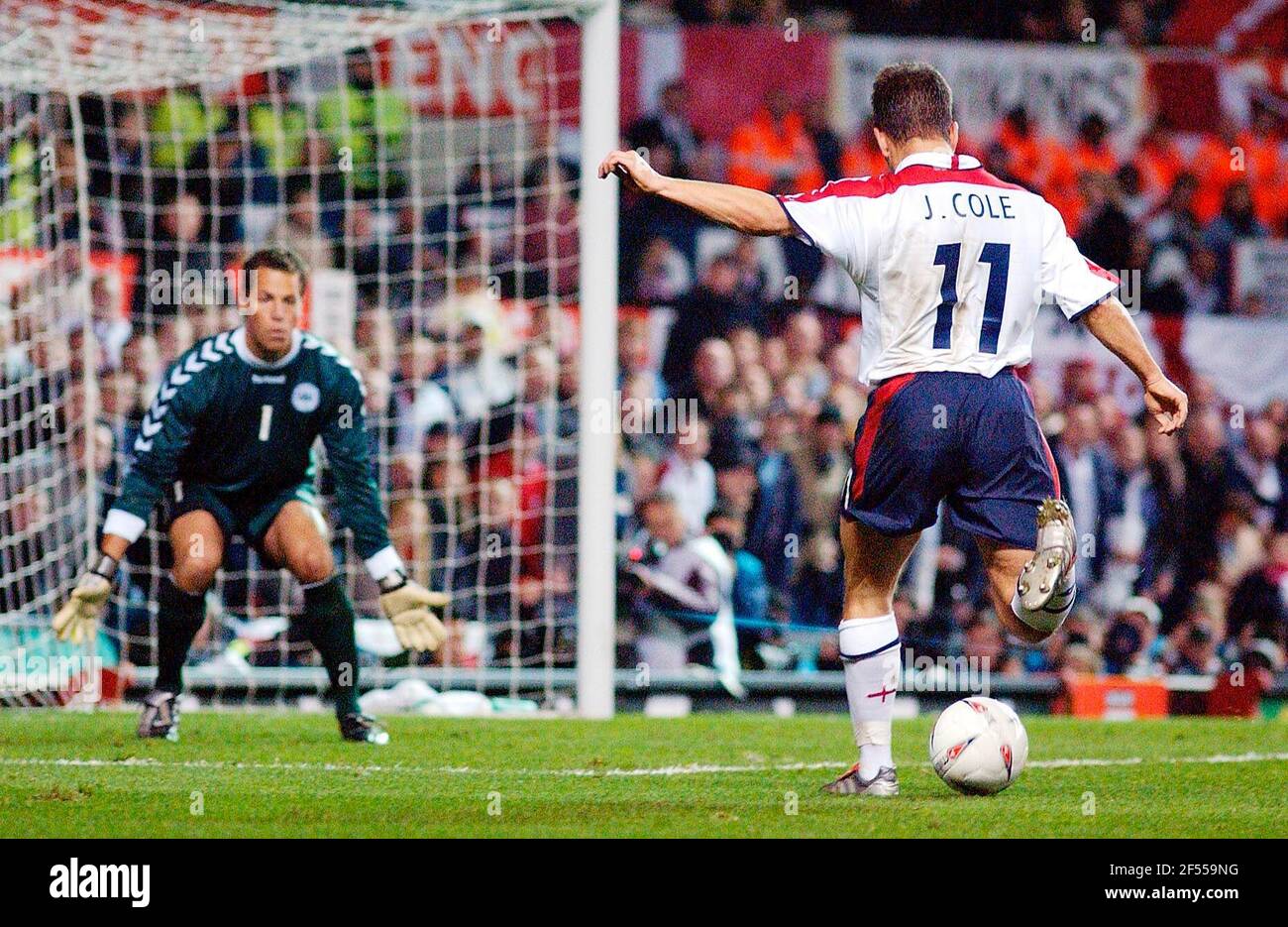 ANGLETERRE V DANEMARK 16/11/2003 JOE CHARBON POUSSES PHOTO DAVID ASHDOWNENGLAND FOOTBALL Banque D'Images