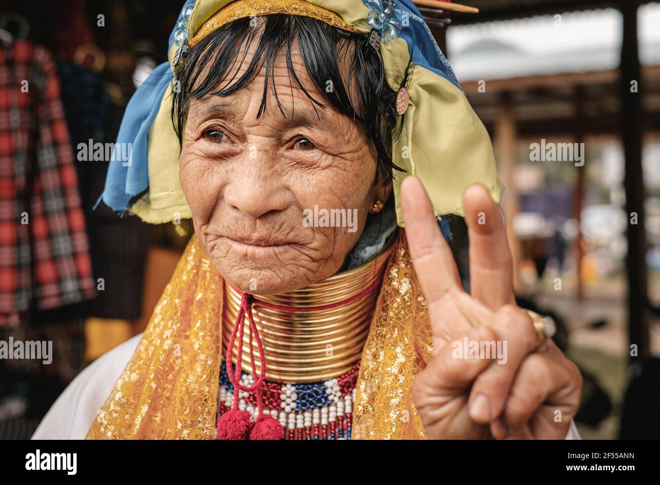 Loikaw, Myanmar - 25 mai 2016 : Portrait de la femme à col long Padaung (Karen) en anneaux de laiton autour du cou et vêtements traditionnels sur le marché de Deenawso Banque D'Images