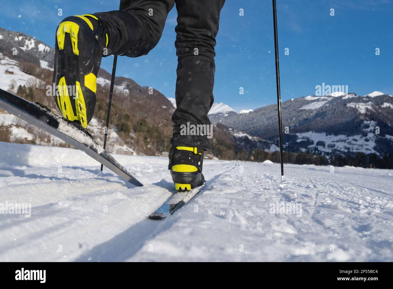 Homme personne ski de fond dans un magnifique paysage d'hiver en montagne. Alpes suisses, Suisse, Europe Banque D'Images