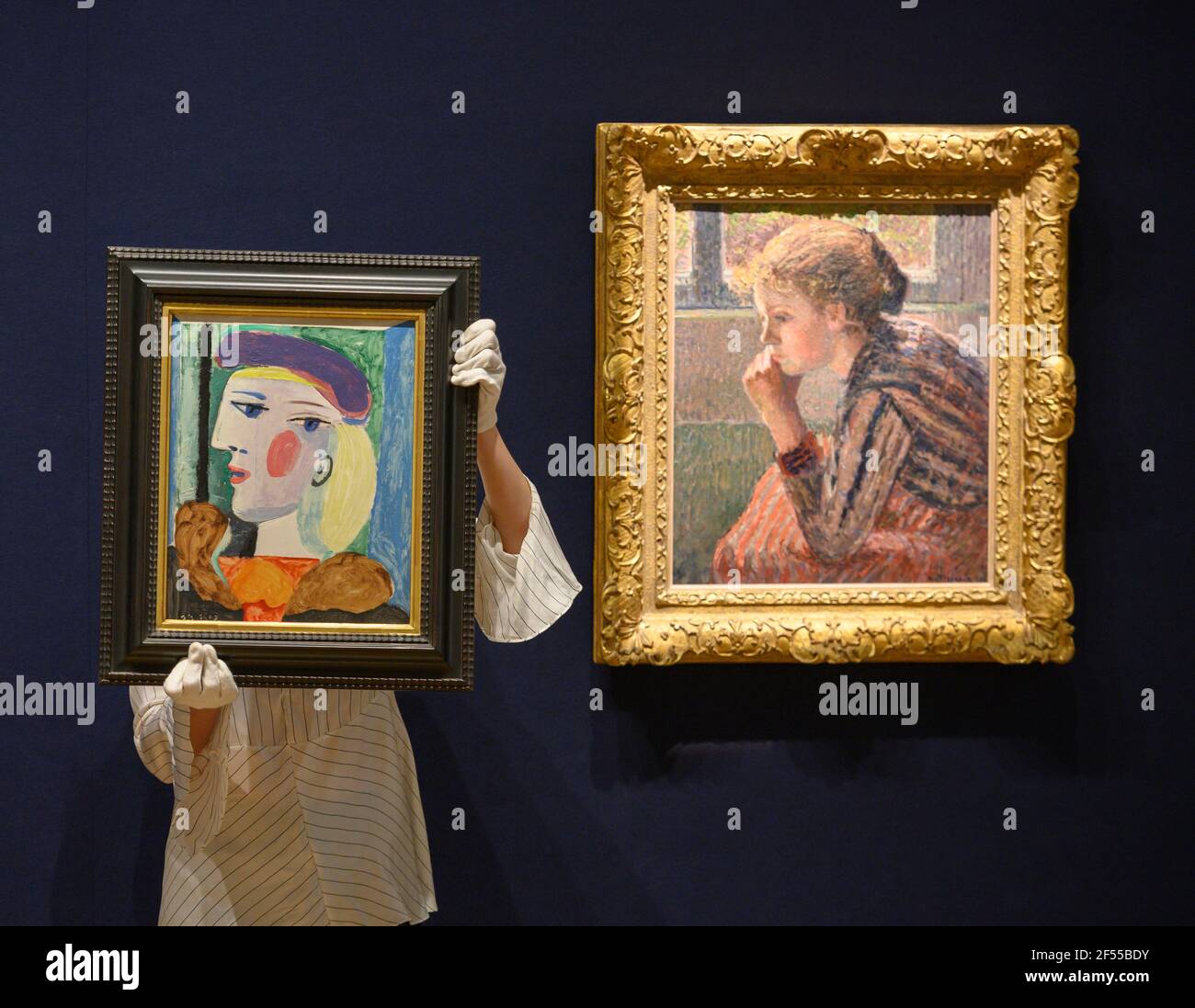 Bonhams, Londres, Royaume-Uni. 24 mars 2021. Un grand portrait Picasso qui n'a pas été vu depuis près de 40 ans, femme au Béret mauve, estimation 10,000,000-15,000,000, sera offert à la vente de Bonhams Impressionniste et d'Art moderne à New York le jeudi 13 mai. À côté de Camille Pissarro's Tete de jeunesse-fille de profil dite 'la Rosa', 1896, estime $1,500,000-2,000,000 dans la même vente. Crédit : Malcolm Park/Alay Live News Banque D'Images
