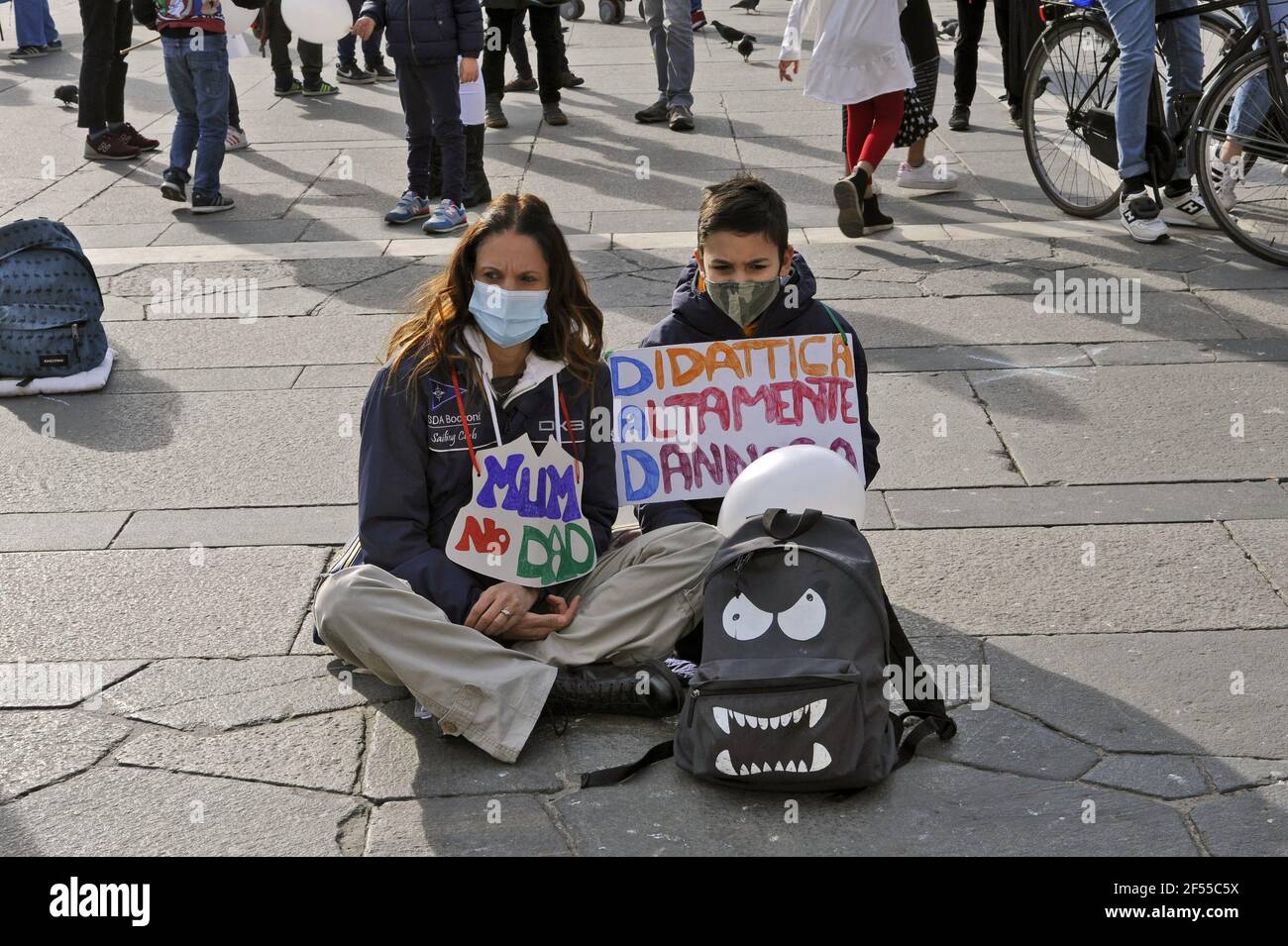 Milan, 21 mars 2021, manifestation organisée par le réseau Scuola à Presenza (Ecole en présence) pour exiger la réouverture des écoles et la fin du papa, enseignement à distance, adopté par le gouvernement pour contenir l'épidémie du virus Covid19 Banque D'Images