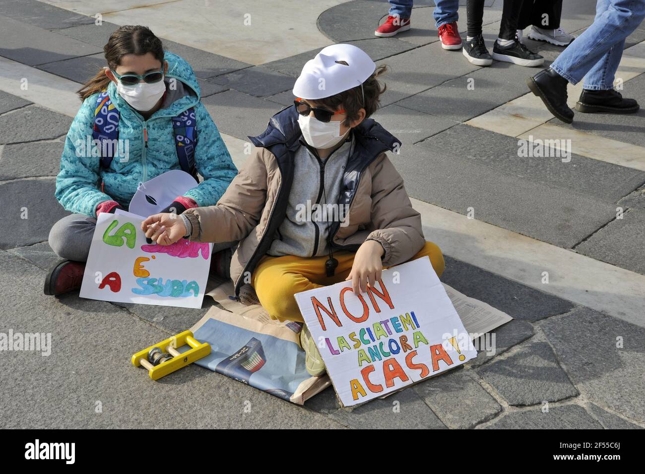 Milan, 21 mars 2021, manifestation organisée par le réseau Scuola à Presenza (Ecole en présence) pour exiger la réouverture des écoles et la fin du papa, enseignement à distance, adopté par le gouvernement pour contenir l'épidémie du virus Covid19 Banque D'Images