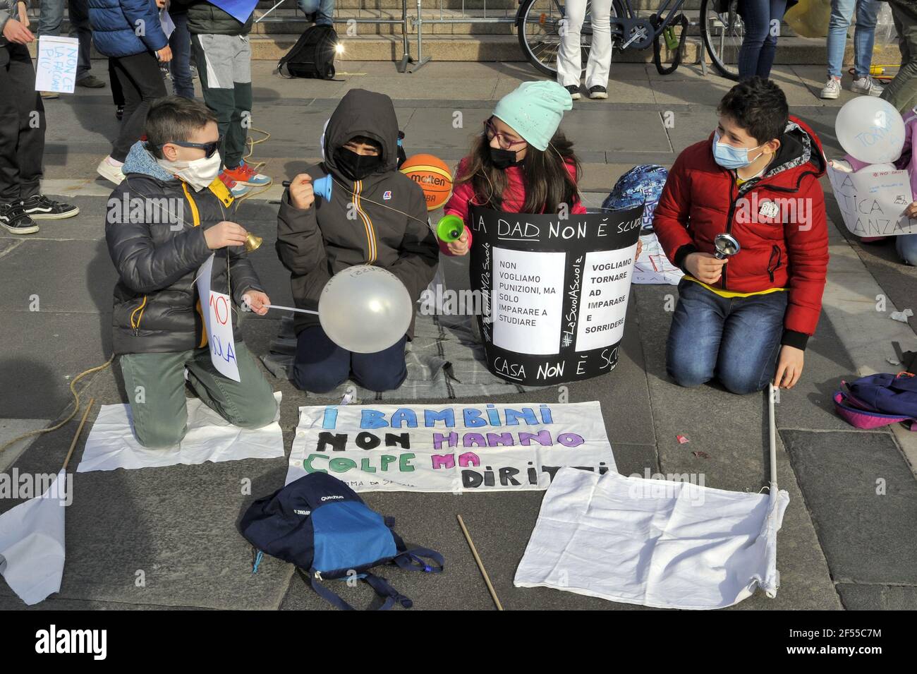 Milan, 21 mars 2021, manifestation organisée par le réseau Scuola à Presenza (Ecole en présence) pour exiger la réouverture des écoles et la fin du papa, enseignement à distance, adopté par le gouvernement pour contenir l'épidémie du virus Covid19 Banque D'Images