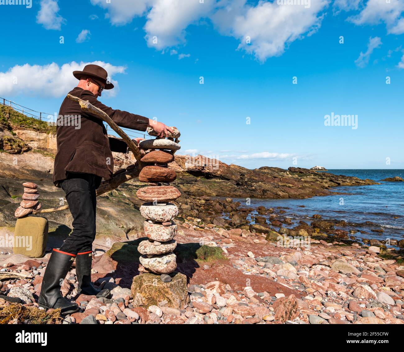 Dunbar, East Lothian, Écosse, Royaume-Uni 24 mars 2021. Annonce du Championnat d'Europe de empilement de pierres : James Craig page, organisateur de l'événement annuel, annulé en 2020 en raison de la pandémie Covid-19, Annoncera les dates de sa tenue en juillet à l’occasion des Championnats du monde d’équilibrage des roches en ligne de ce week-end au Llano Earth Art Festival, en streaming en direct, pour encourager les participants du monde entier à créer une sculpture équilibrée en pierre, où qu’ils se trouvent. James a créé quotidiennement des sculptures en pierre tout au long de la pandémie Banque D'Images
