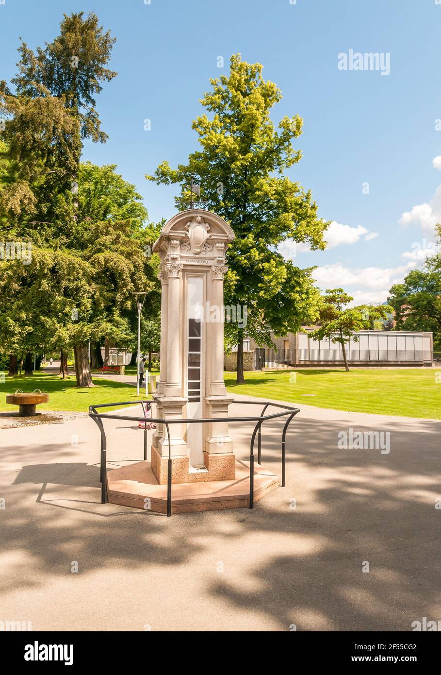 Vue sur le limimètre historique de Parco Ciani à Lugano, utilisé pour mesurer la hauteur de l'eau du lac de Lugano, Tessin, Suisse Banque D'Images