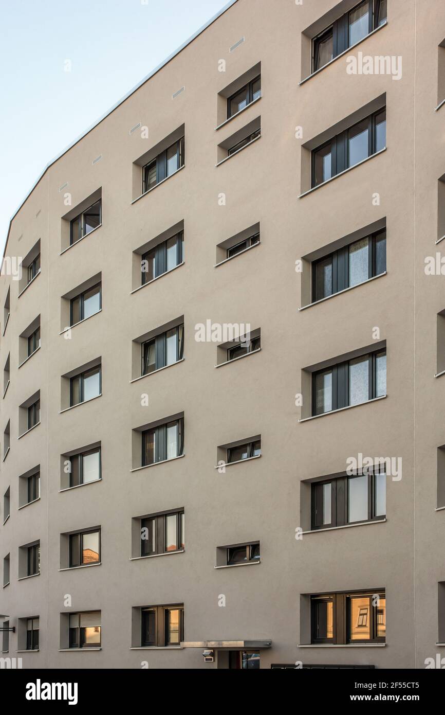 Bloc d'appartements rénové comme le logement abordable dans le centre d'une ville Banque D'Images