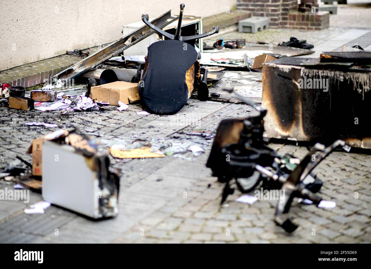 Delmenhorst, Allemagne. 24 mars 2021. Des meubles charrés se trouvent sur un trottoir devant l'hôtel de ville dans le centre-ville. Par colère contre les règles de Corona, un homme de 30 ans aurait commis une attaque incendie criminel contre l'hôtel de ville de Delmenhorst en Basse-Saxe. C'était le résultat du premier interrogatoire de l'auteur présumé, a annoncé la police. Credit: Hauke-Christian Dittrich/dpa/Alay Live News Banque D'Images