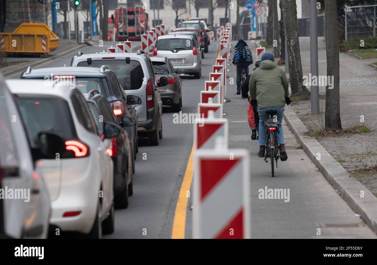 Berlin, Allemagne. 24 mars 2021. Les véhicules sont garés à proximité sur Hallesches Ufer. Là-bas, la route a été réduite à une voie en raison de travaux de construction. Credit: Paul Zinken/dpa-Zentralbild/dpa/Alay Live News Banque D'Images