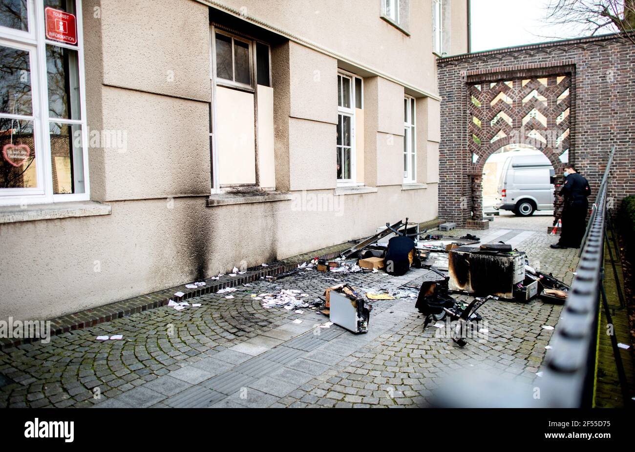 Delmenhorst, Allemagne. 24 mars 2021. Des meubles charrés se trouvent sur un trottoir devant l'hôtel de ville dans le centre-ville. Par colère contre les règles de Corona, un homme de 30 ans aurait commis une attaque incendie criminel contre l'hôtel de ville de Delmenhorst en Basse-Saxe. C'était le résultat du premier interrogatoire de l'auteur présumé, a annoncé la police. Credit: Hauke-Christian Dittrich/dpa/Alay Live News Banque D'Images