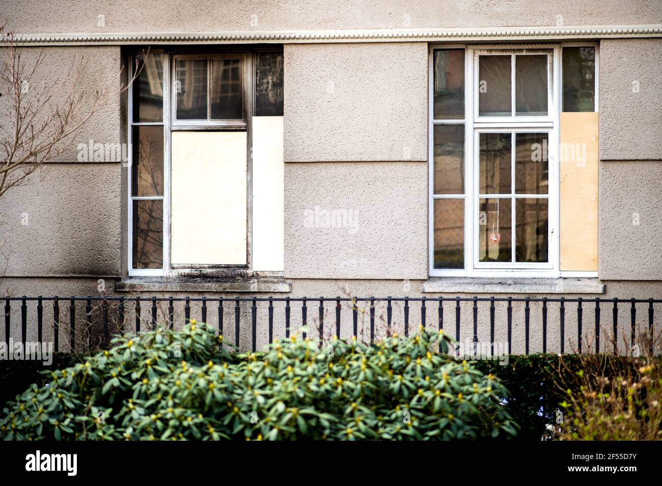 Delmenhorst, Allemagne. 24 mars 2021. Deux fenêtres à l'hôtel de ville du centre-ville sont provisoirement couvertes de panneaux en bois. Par colère contre les règles de Corona, un homme de 30 ans aurait commis une attaque incendie criminel contre l'hôtel de ville de Delmenhorst en Basse-Saxe. C'était le résultat du premier interrogatoire de l'auteur présumé, a annoncé la police. Credit: Hauke-Christian Dittrich/dpa/Alay Live News Banque D'Images