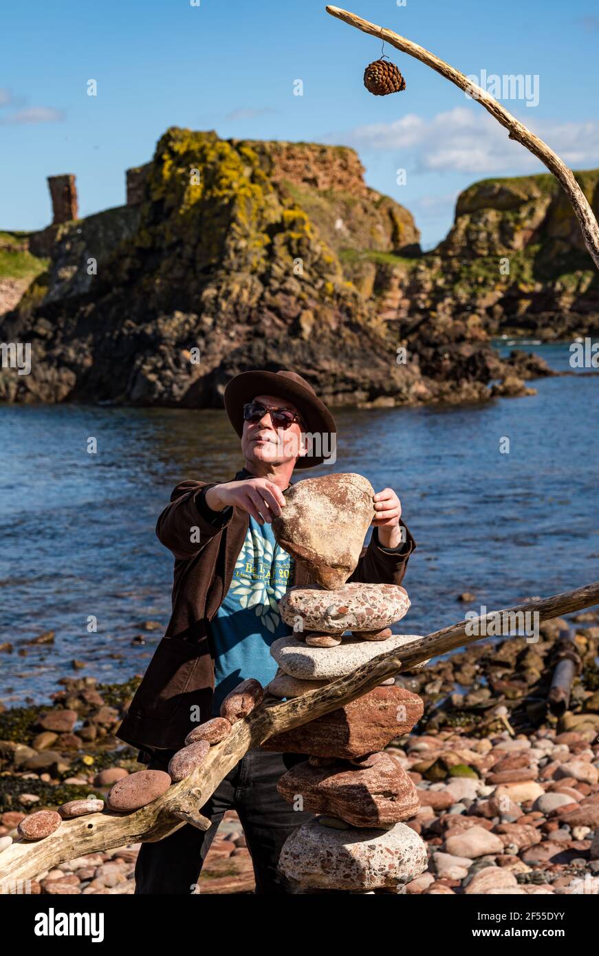 Dunbar, East Lothian, Écosse, Royaume-Uni 24 mars 2021. Annonce du Championnat d'Europe de empilement de pierres : James Craig page, organisateur de l'événement annuel, annulé en 2020 en raison de la pandémie Covid-19, Annoncera les dates de sa tenue en juillet à l’occasion des Championnats du monde d’équilibrage des roches en ligne de ce week-end au Llano Earth Art Festival, en streaming en direct, pour encourager les participants du monde entier à créer une sculpture équilibrée en pierre, où qu’ils se trouvent. James a créé quotidiennement des sculptures en pierre tout au long de la pandémie Banque D'Images