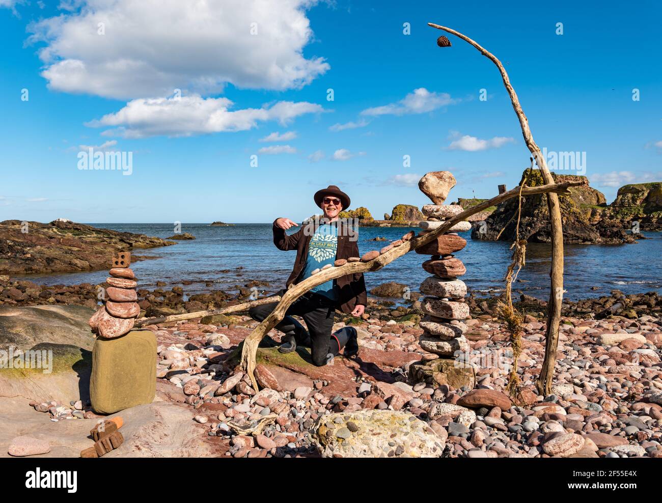 Dunbar, East Lothian, Écosse, Royaume-Uni 24 mars 2021. Annonce du Championnat d'Europe de empilement de pierres : James Craig page, organisateur de l'événement annuel, annulé en 2020 en raison de la pandémie Covid-19, Annoncera les dates de sa tenue en juillet à l’occasion des Championnats du monde d’équilibrage des roches en ligne de ce week-end au Llano Earth Art Festival, en streaming en direct, pour encourager les participants du monde entier à créer une sculpture équilibrée en pierre, où qu’ils se trouvent. James a créé quotidiennement des sculptures en pierre tout au long de la pandémie Banque D'Images