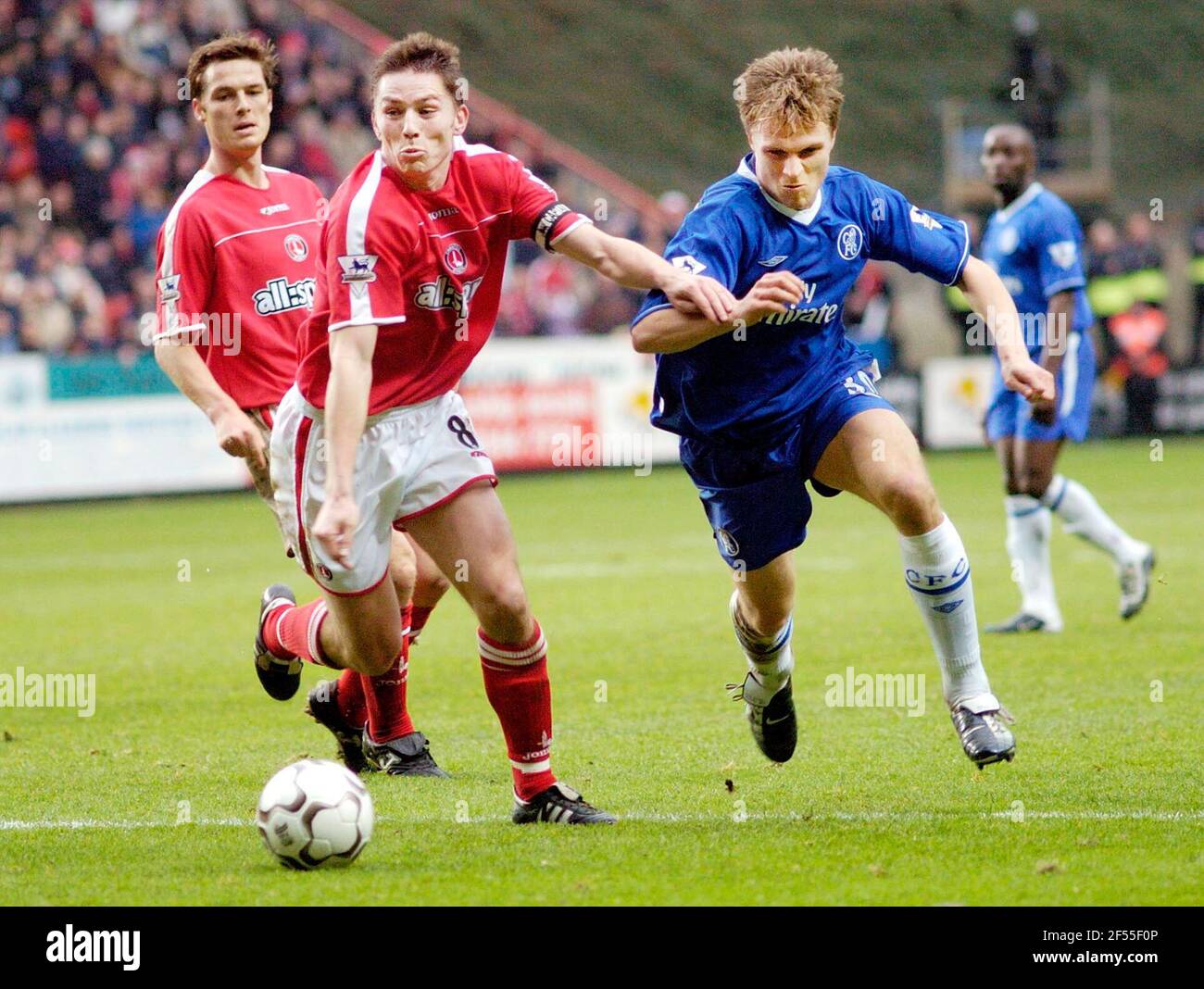 CHARLTON V CHELSEA MATT HOLLAND ET JESPER GRONKJAER 26/12/2003 PHOTO DAVID ASHDOWNPREMIER LEAGUE FOOTBALL Banque D'Images