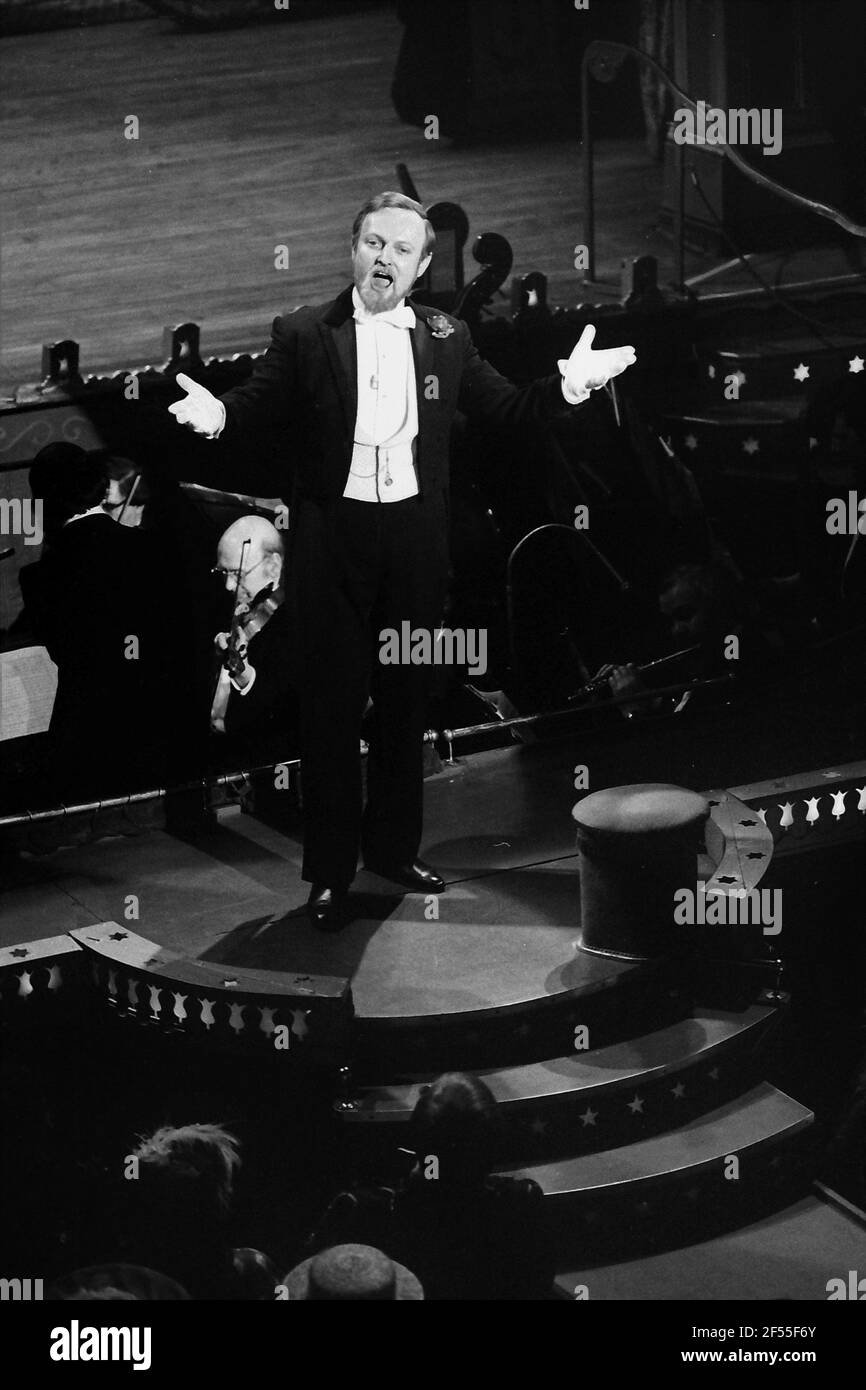 Roy Hudd et l'acteur pals au théâtre des variétés de la ville À Leeds en février 1981 Banque D'Images