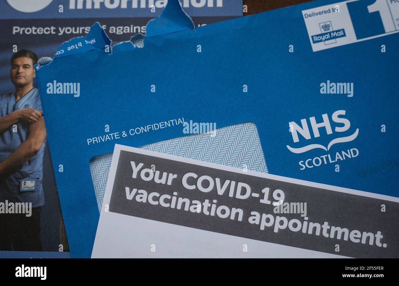 Glasgow, Royaume-Uni, le 24 mars 2021. Une lettre de rendez-vous de vaccination NHS Scotland Covid-19 est lue par le receveur. En Écosse, plus de 2 millions de personnes ont reçu leur première dose de vaccin contre le coronavirus Covid-19. Crédit photo: Jeremy Sutton-Hibbert/ Alamy Live News. Banque D'Images