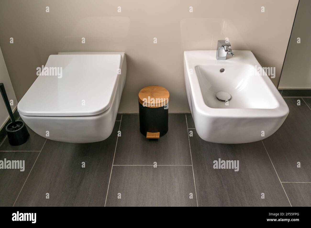 Équipement moderne dans une nouvelle salle de bains avec toilettes et bidet  à côté Photo Stock - Alamy