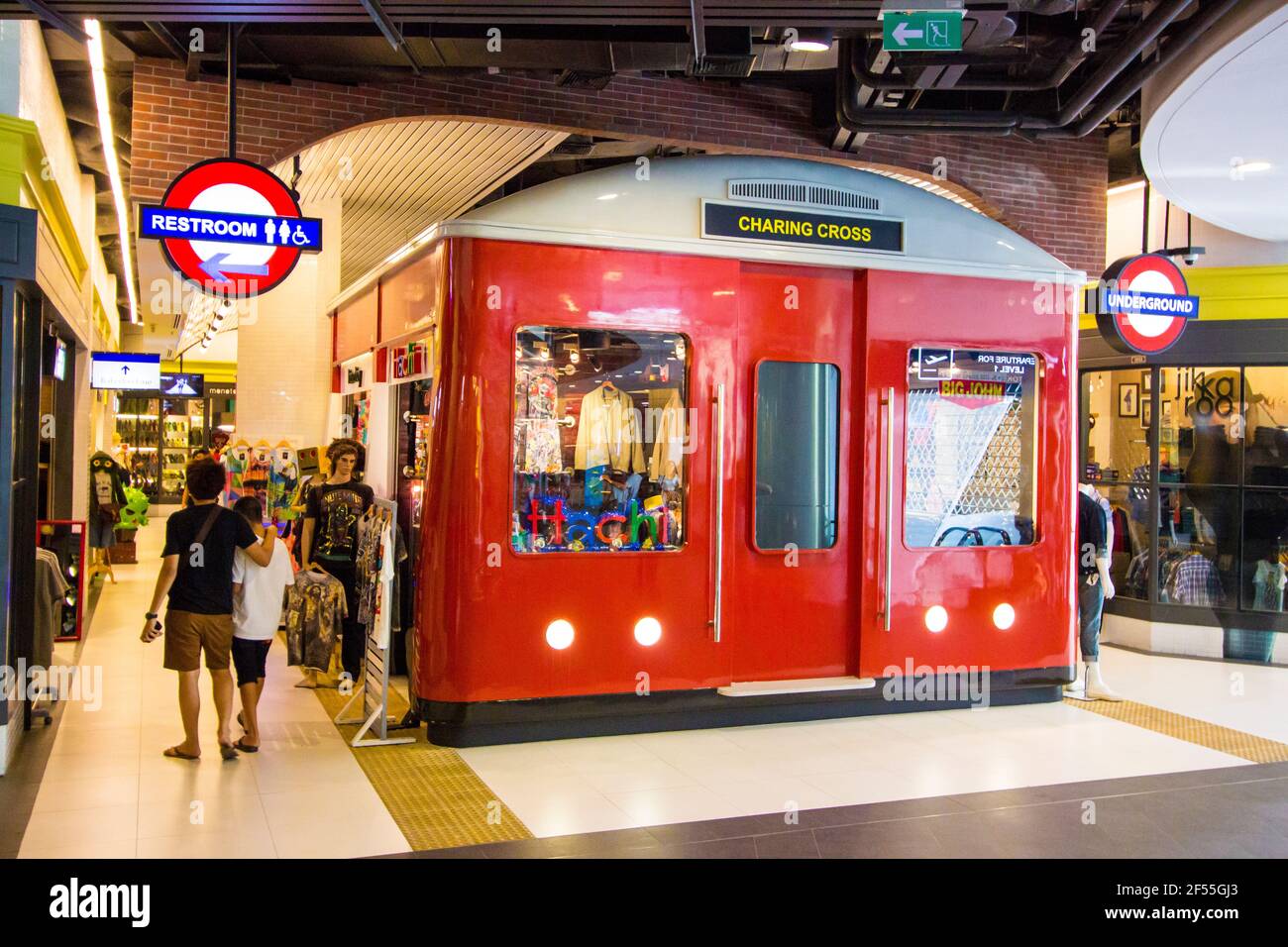 Intérieur amusant et ridicule du centre commercial terminal 21 avec des modèles architecturaux uniques. Ici, une voiture de métro pour le métro de Londres, le métro. À Bangkok, Thaïlande. Banque D'Images