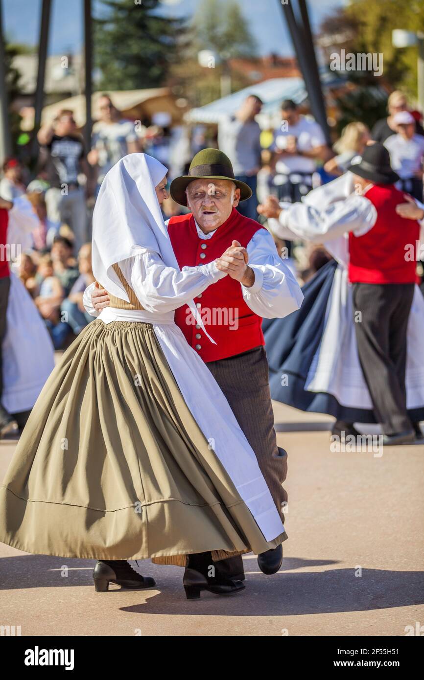 DOMZALE, SLOVÉNIE - 21 juin 2019: Les gens de la région portant le costume traditionnel national vintage, dansent et divertissent le public Banque D'Images