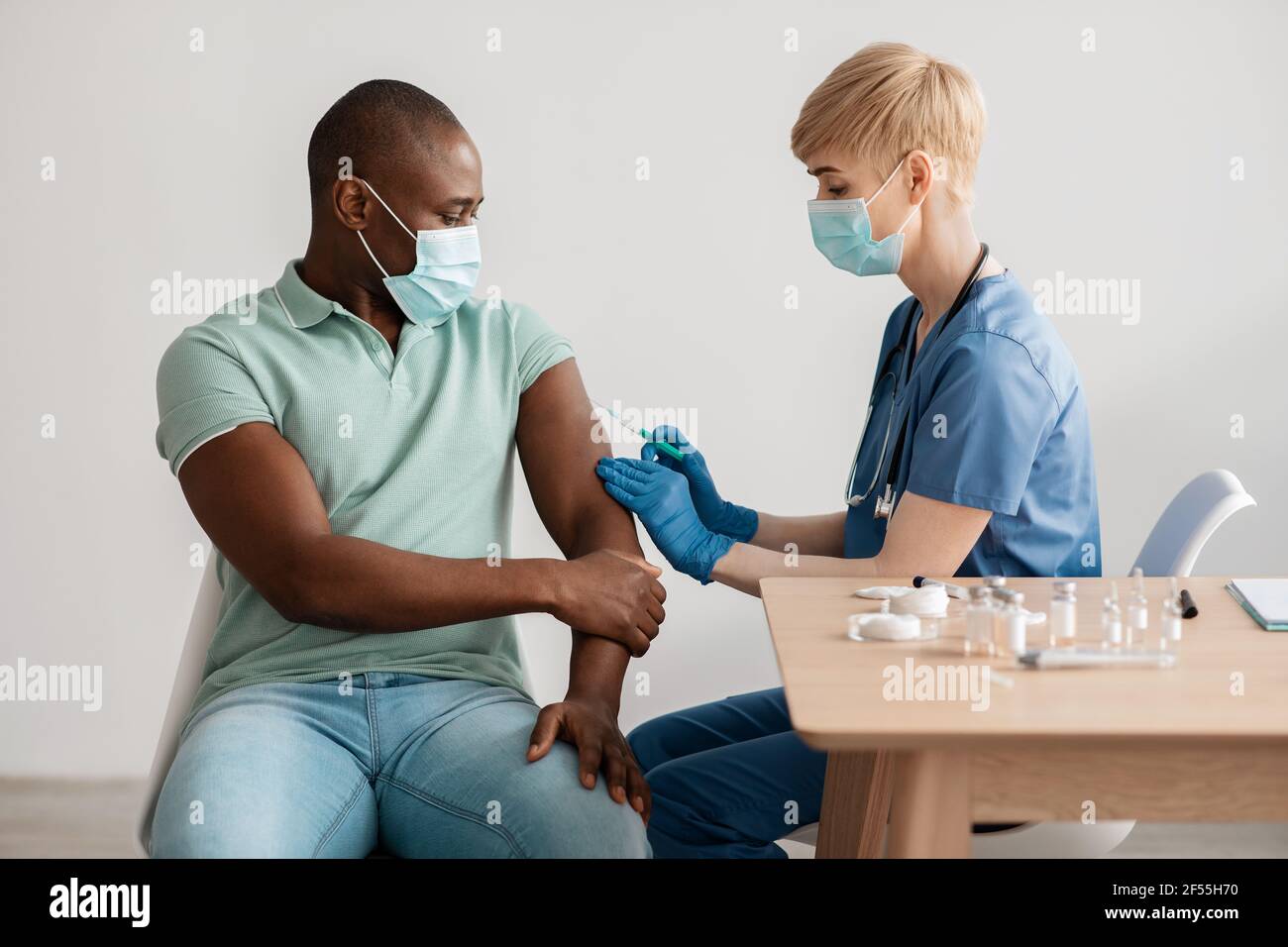 Immunisation, prévention des maladies pour les professionnels de la santé et les patients à risque contre le covid-19 Banque D'Images