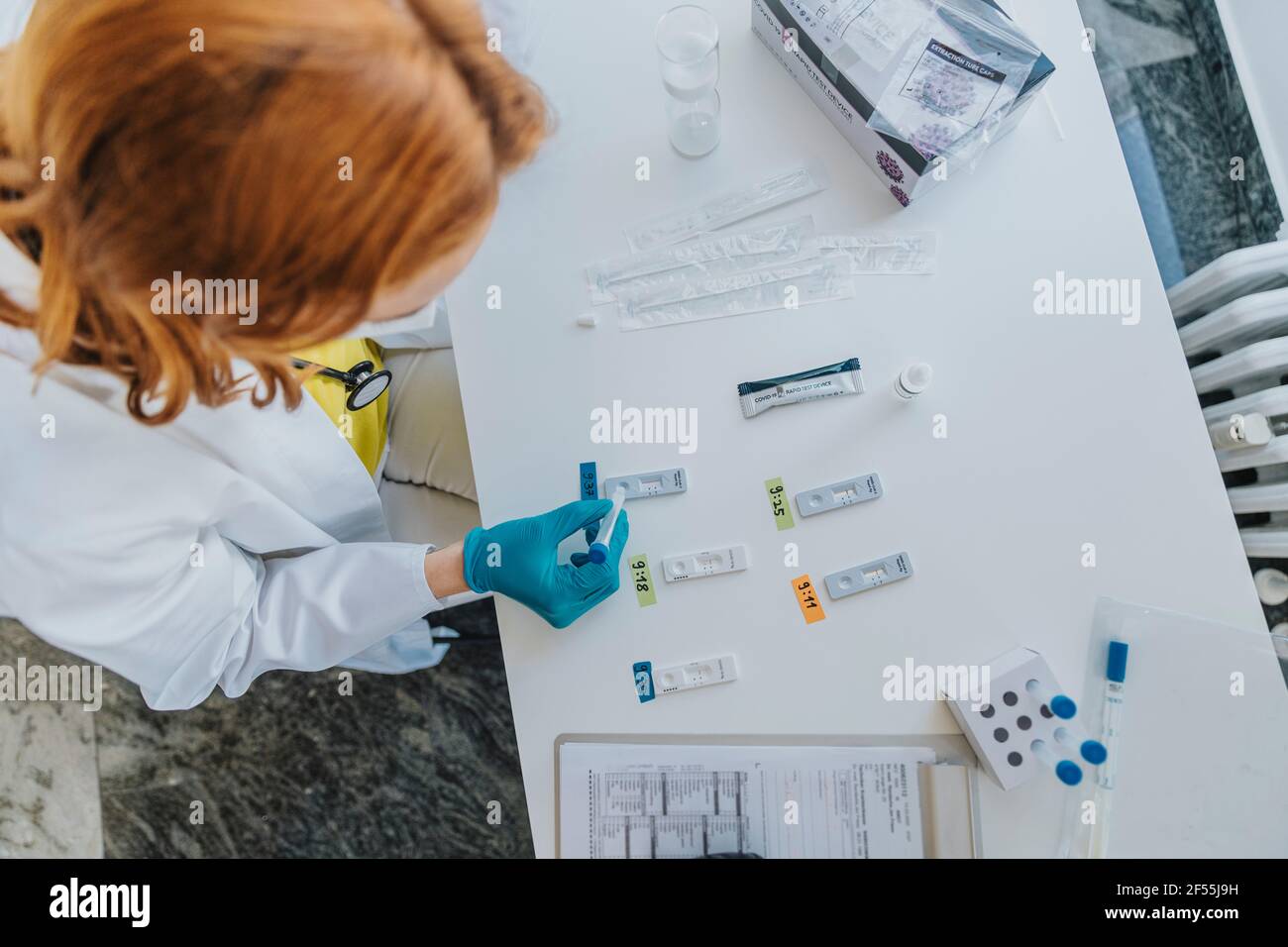 Médecin généraliste faisant un test de diagnostic rapide d'échantillon médical à salle d'examen Banque D'Images