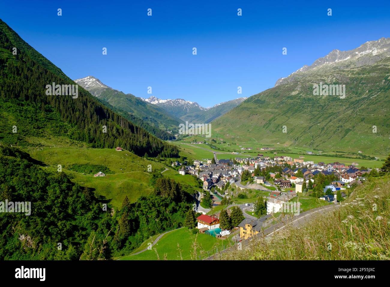 Suisse, Uri, Andermatt, village en paysage de montagne d'été Banque D'Images