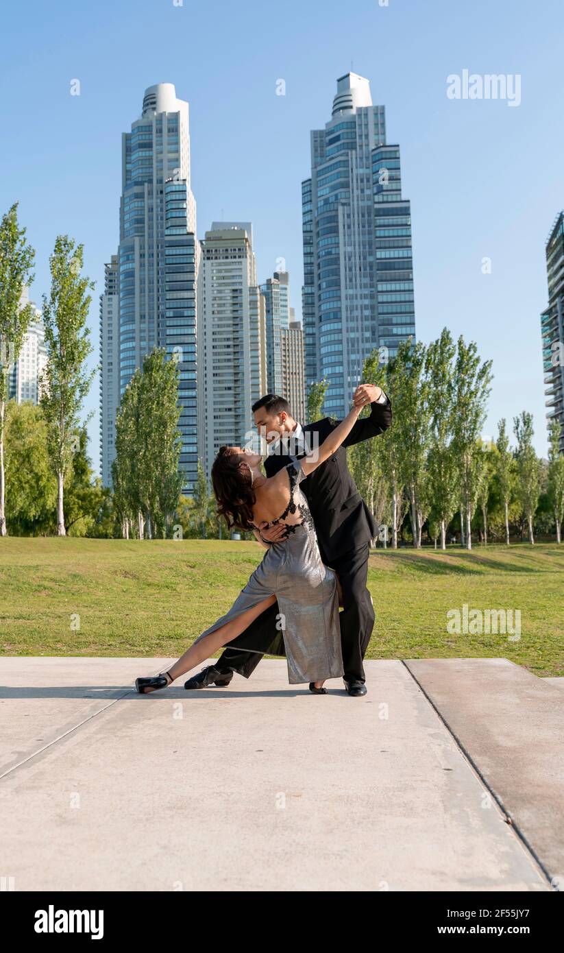Danseurs de tango hommes et femmes pratiquant dans le parc public Banque D'Images