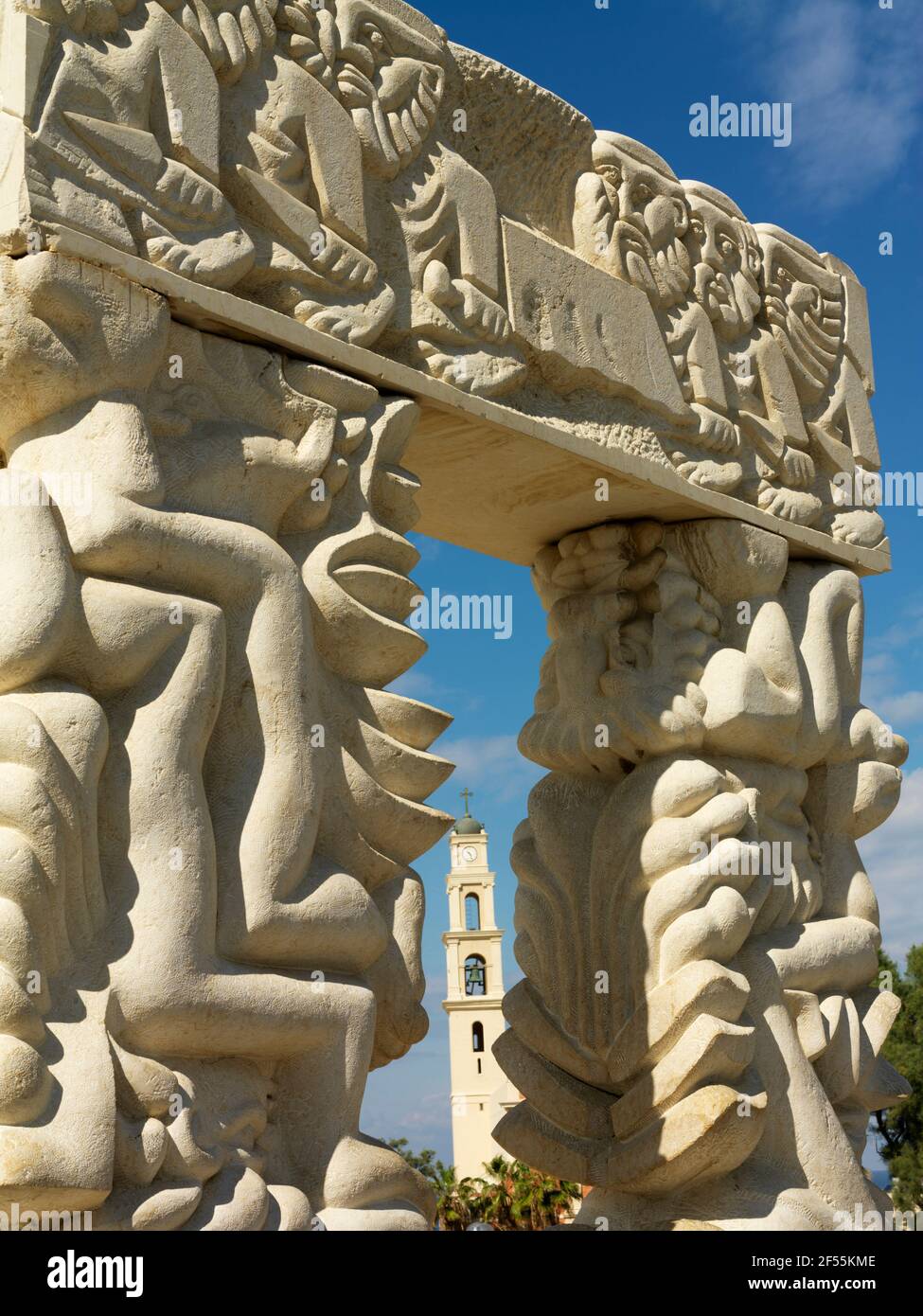 Israël tel Aviv Old Jaffa Abrasha Park Statue de la foi, faite de Pierre de Galilée, sculptée par Daniel Kafri. Représente la promesse de la terre au pat Banque D'Images