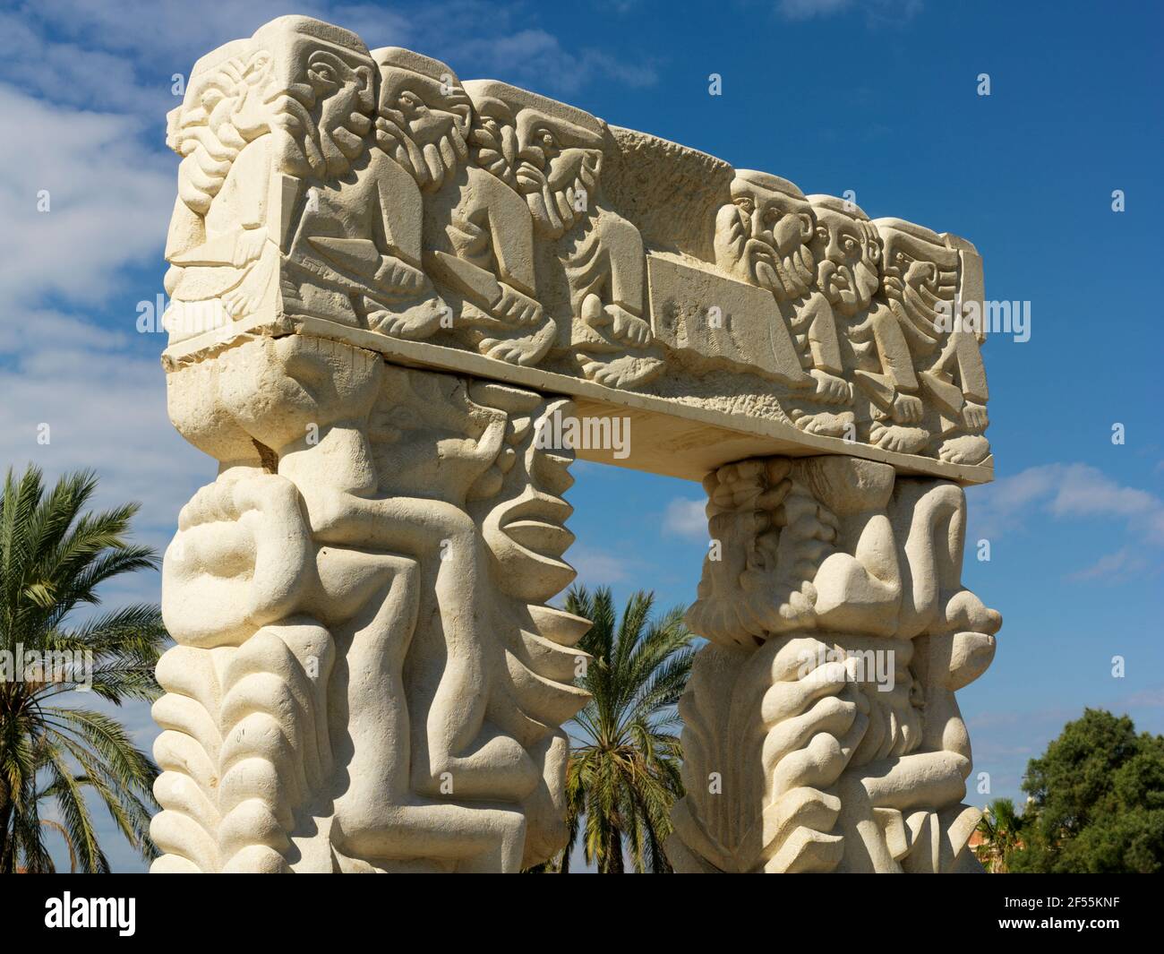 Israël tel Aviv Old Jaffa Abrasha Park Statue de la foi, faite de Pierre de Galilée, sculptée par Daniel Kafri. Représente la promesse de la terre au pat Banque D'Images