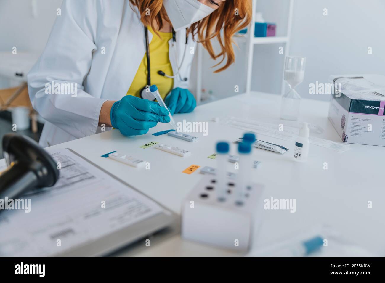 Médecin généraliste effectuant un test de diagnostic rapide d'échantillon médical à l'examen chambre Banque D'Images