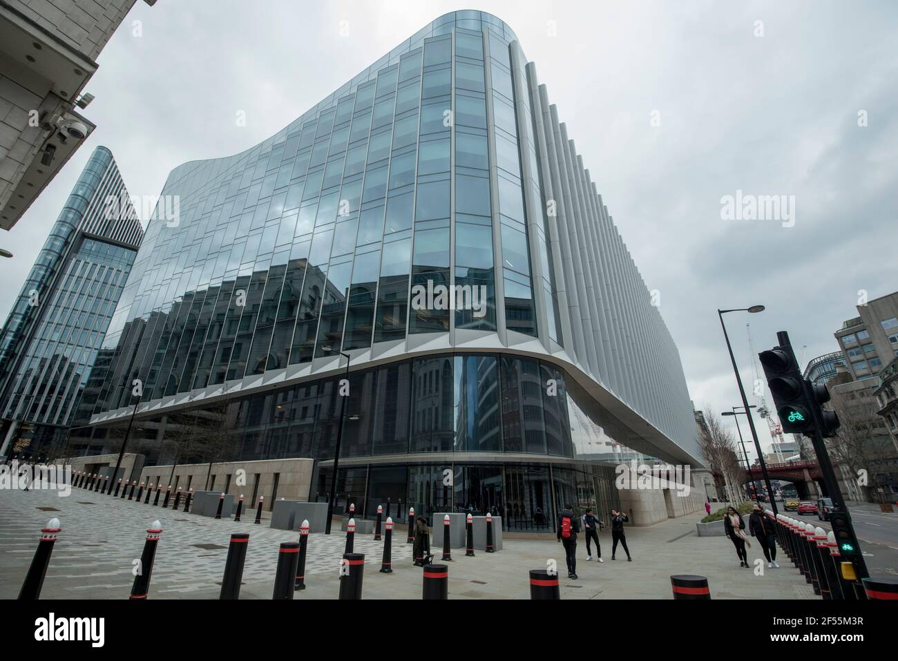 Londres, Royaume-Uni. 24 mars 2021. L'extérieur du nouveau siège international de Goldman Sachs, la banque d'investissement, à Shoe Lane dans la City de Londres. Il a été signalé que les employés de la première année travaillent 95 heures sur 24 pendant des semaines de travail, y compris pendant la pandémie, en travaillant à domicile, la maladie et l'épuisement professionnel devenant monnaie courante. Credit: Stephen Chung / Alamy Live News Banque D'Images