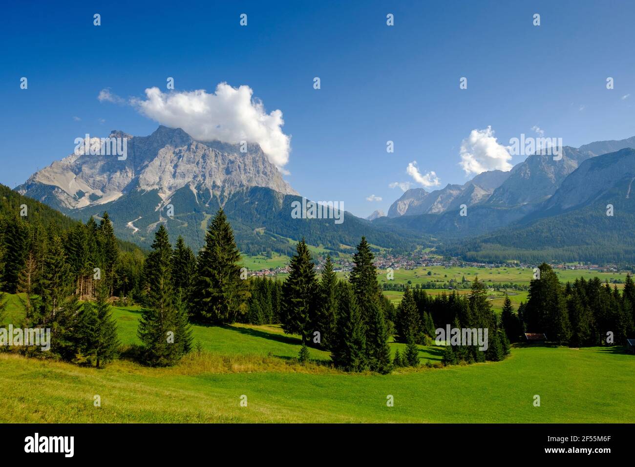 Pittoresque vallée de montagne en été Banque D'Images