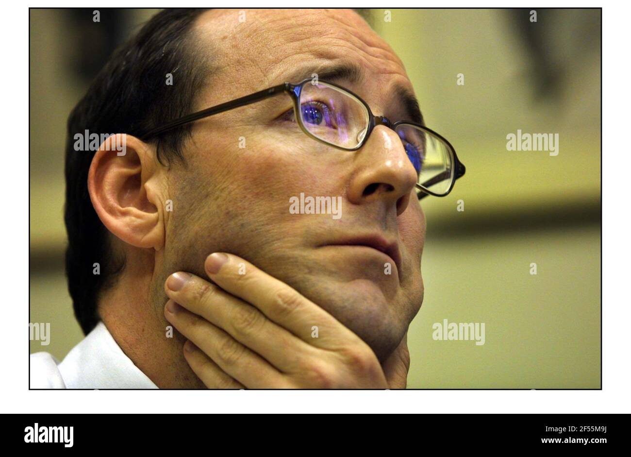 Andrew Tyrie May 2001libère des lettres concernant les frères Hindoja lors d'une conférence de presse à westminster Banque D'Images