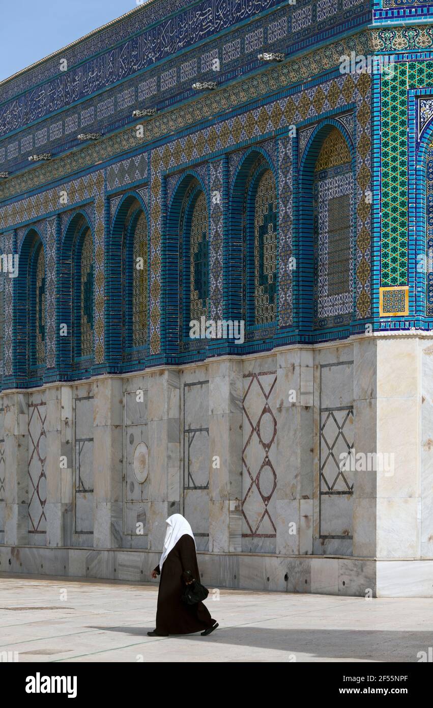 Israël, Jérusalem, Dôme du Rocher, femme musulmane passant devant la mosquée en vêtements traditionnels. Banque D'Images