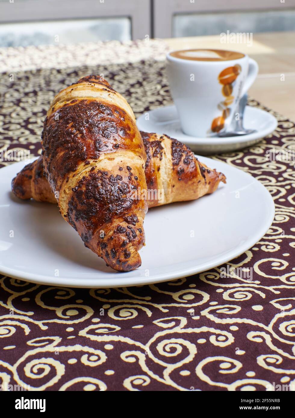 Croissants au chocolat avec café de fond pour le petit déjeuner Banque D'Images