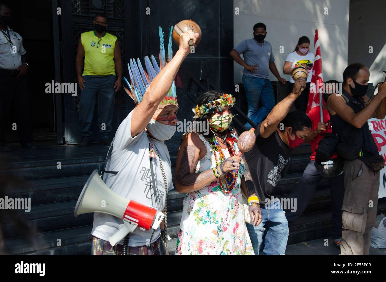 Rio de Janeiro, Brésil. 24 mars 2021. Un manifestant d'Aldeia Maracanã était dans la matinée de ce mercredi (24) devant la police fédérale, se réclamant dans une audience sur le renvoi de l'avocat Dr Arão, qui a été convoqué pour témoigner, pour avoir signalé la fraude dans le processus lors de la dernière audience (2019). Aaron est poursuivi pour tenter de le sortir du processus. Credit: Wallace Silva/FotoArena/Alamy Live News Banque D'Images