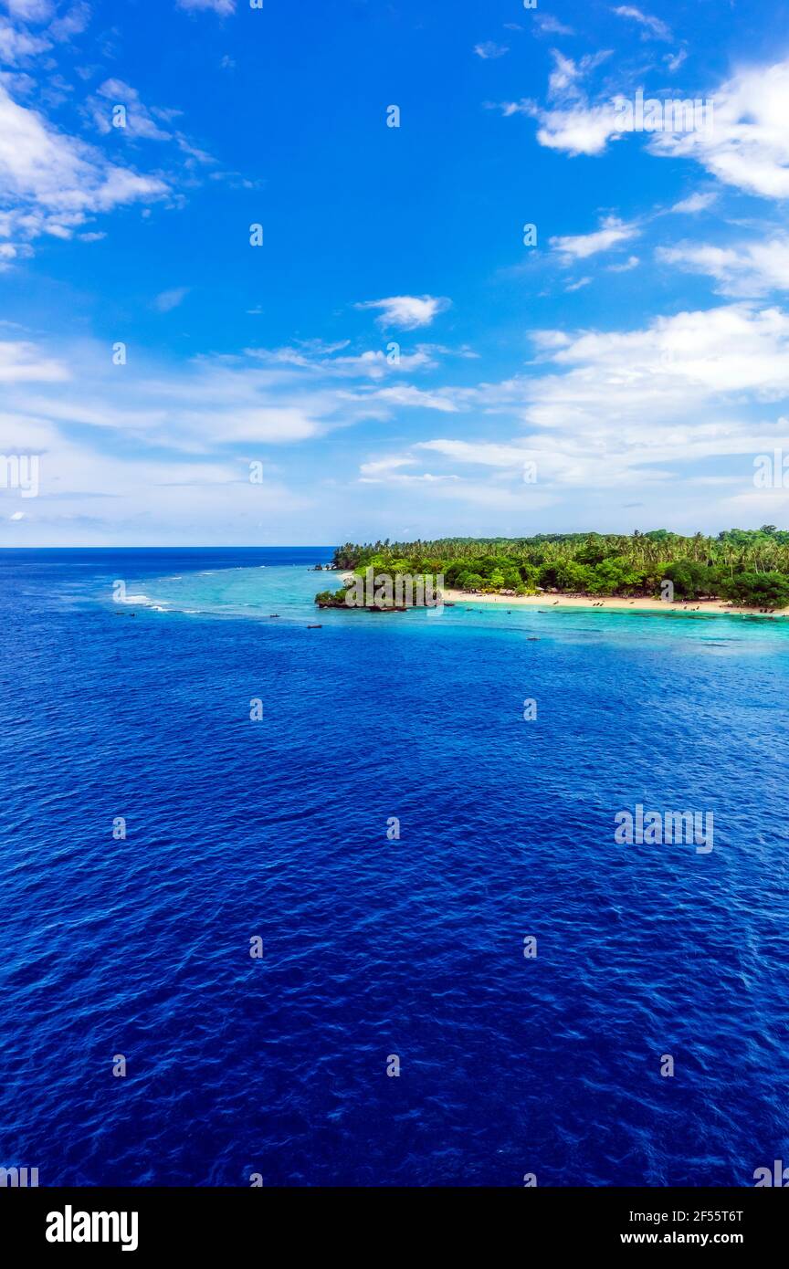 Océanie, Papouasie-Nouvelle-Guinée, îles Trobriennes, île de Kiriwina (anciennement Boyowa), vue sur la mer et l'île Banque D'Images