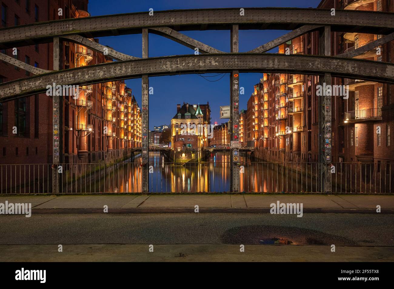 Allemagne, Hambourg, canal de Wandrahmsfleet la nuit avec pont en premier plan Banque D'Images