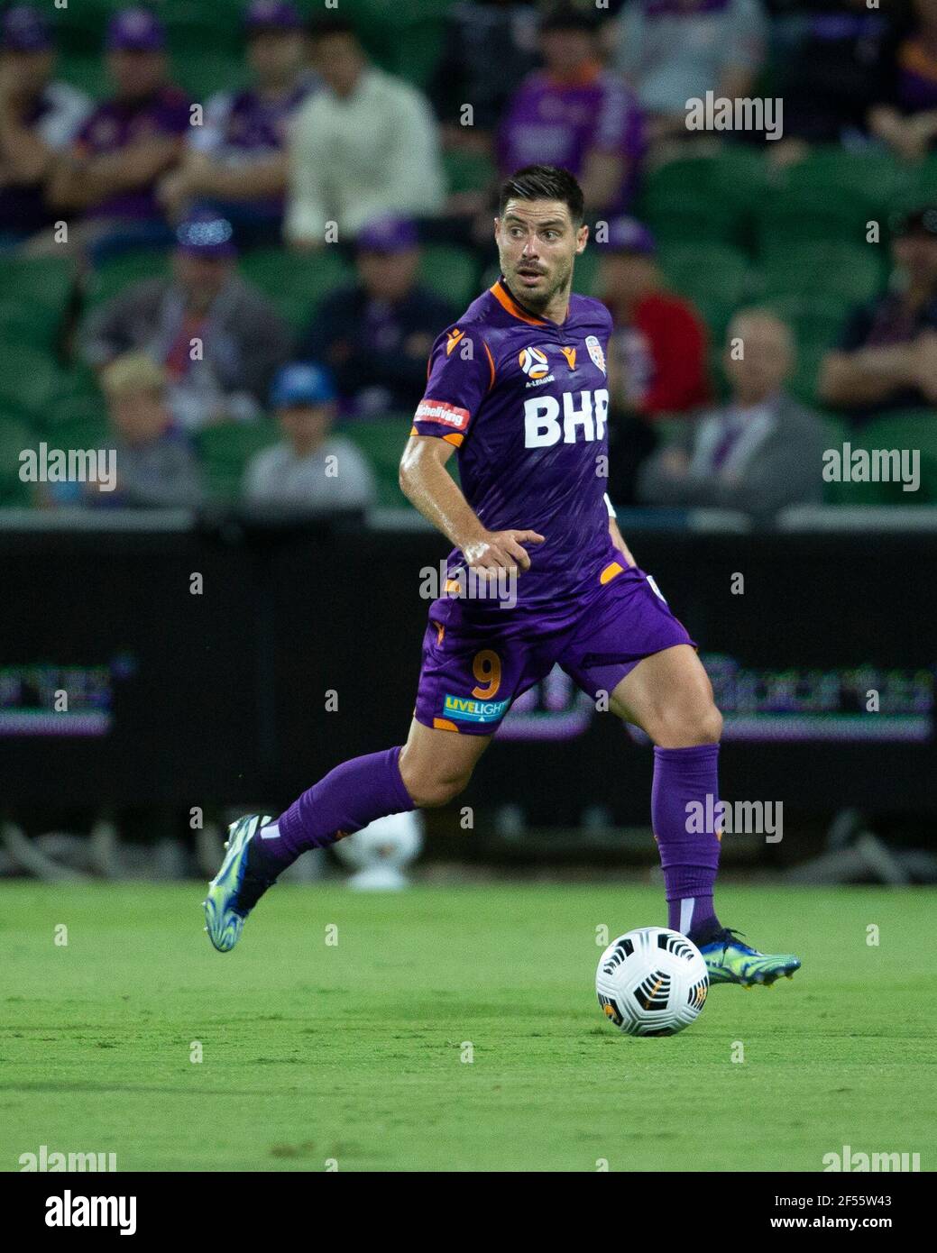 24 mars 2021 ; HBF Park, Perth, Australie occidentale, Australie ; A League football, Perth Glory versus Sydney FC ; Bruno Fornaroli Mezza de la Perth Glory lance le ballon dans l'attaque Banque D'Images