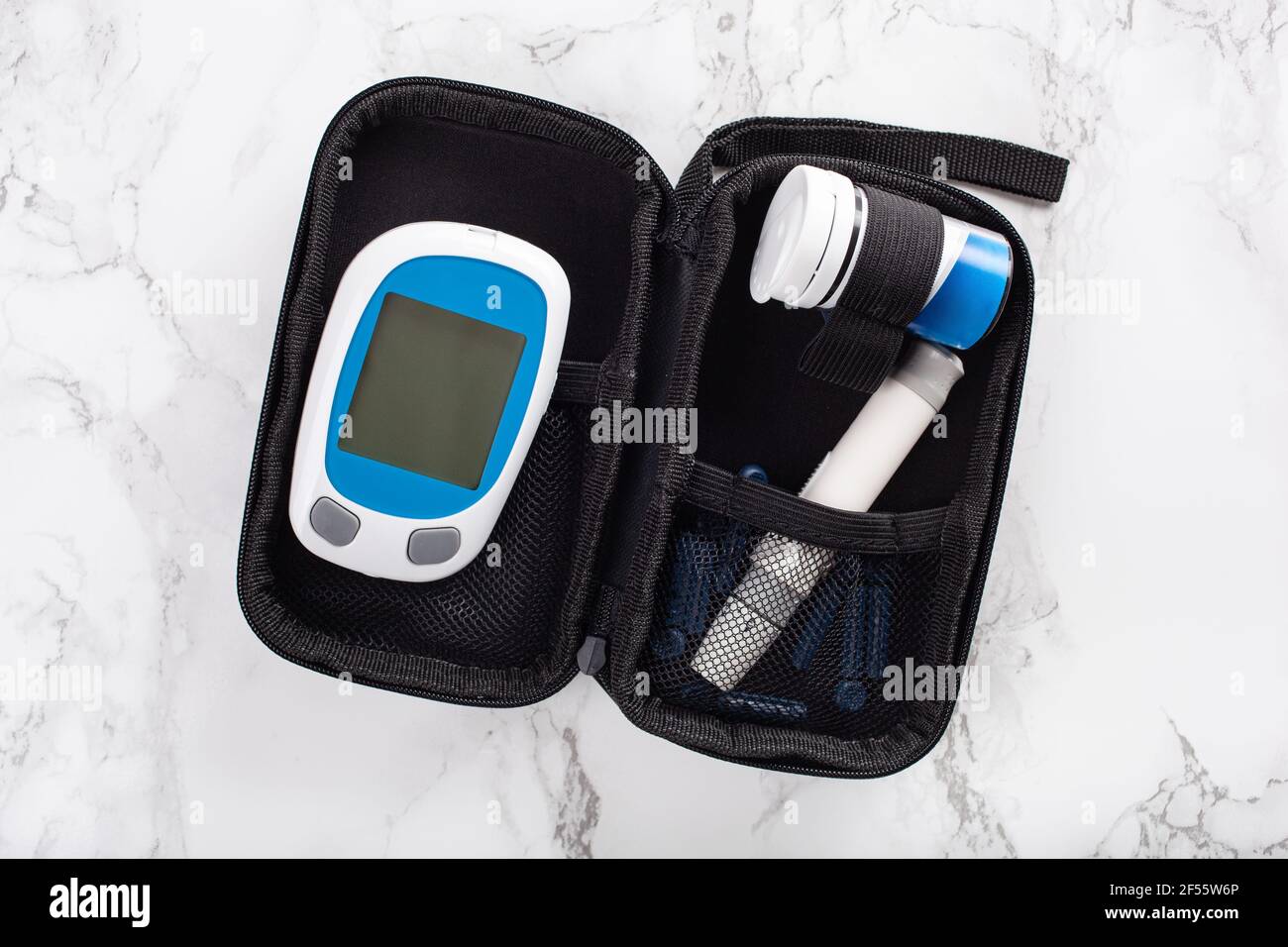 glucometer cétomètre lancet et bandelettes pour l'auto-surveillance du taux de glucose ou de cétones dans le sang. diabète ou régime de céto Banque D'Images