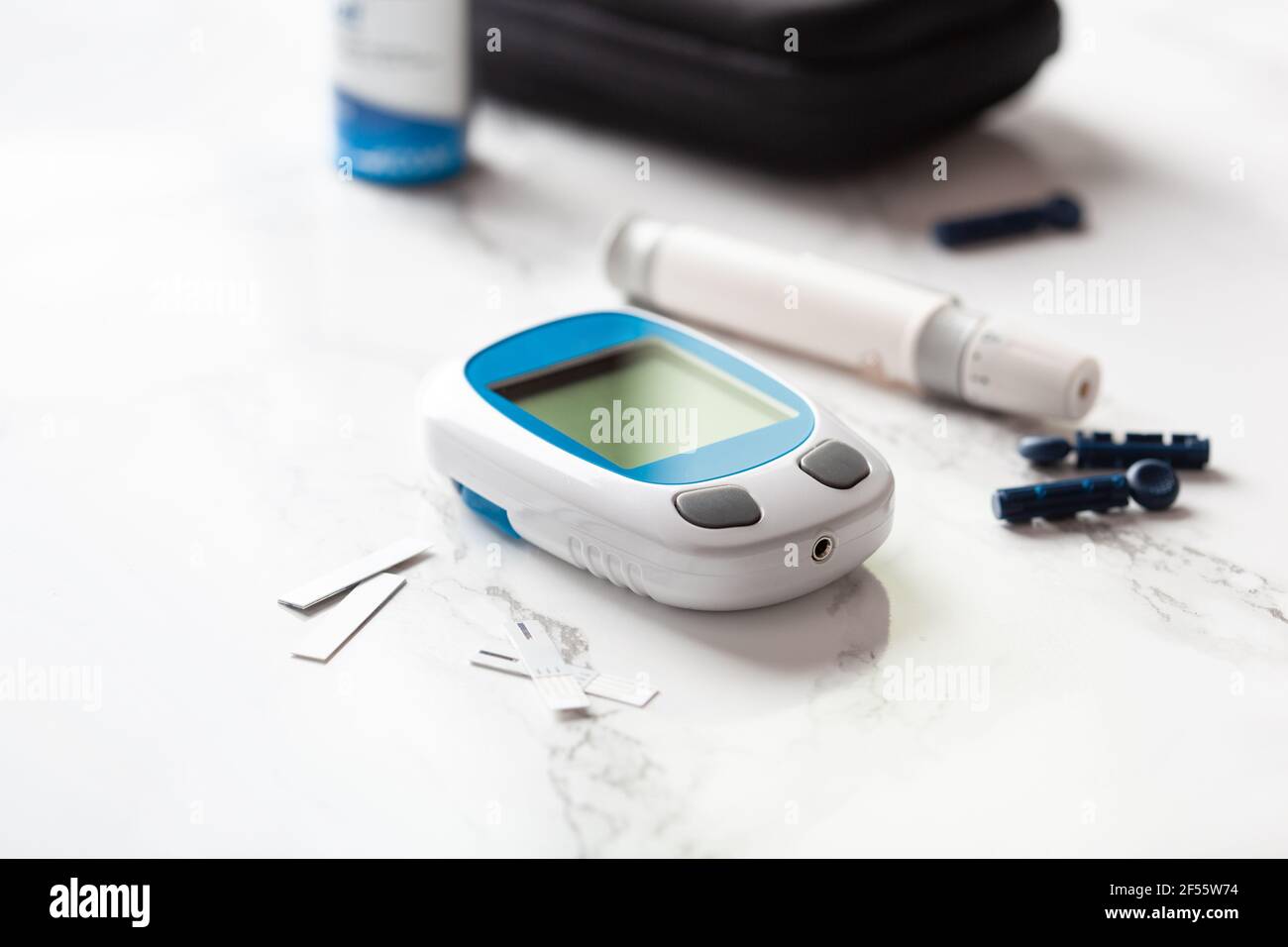 glucometer cétomètre lancet et bandelettes pour l'auto-surveillance du taux de glucose ou de cétones dans le sang. diabète ou régime de céto Banque D'Images