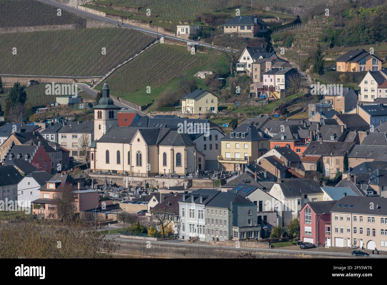 Wormeldange vu du côté allemand de la rivière Mosel, Luxembourg Banque D'Images