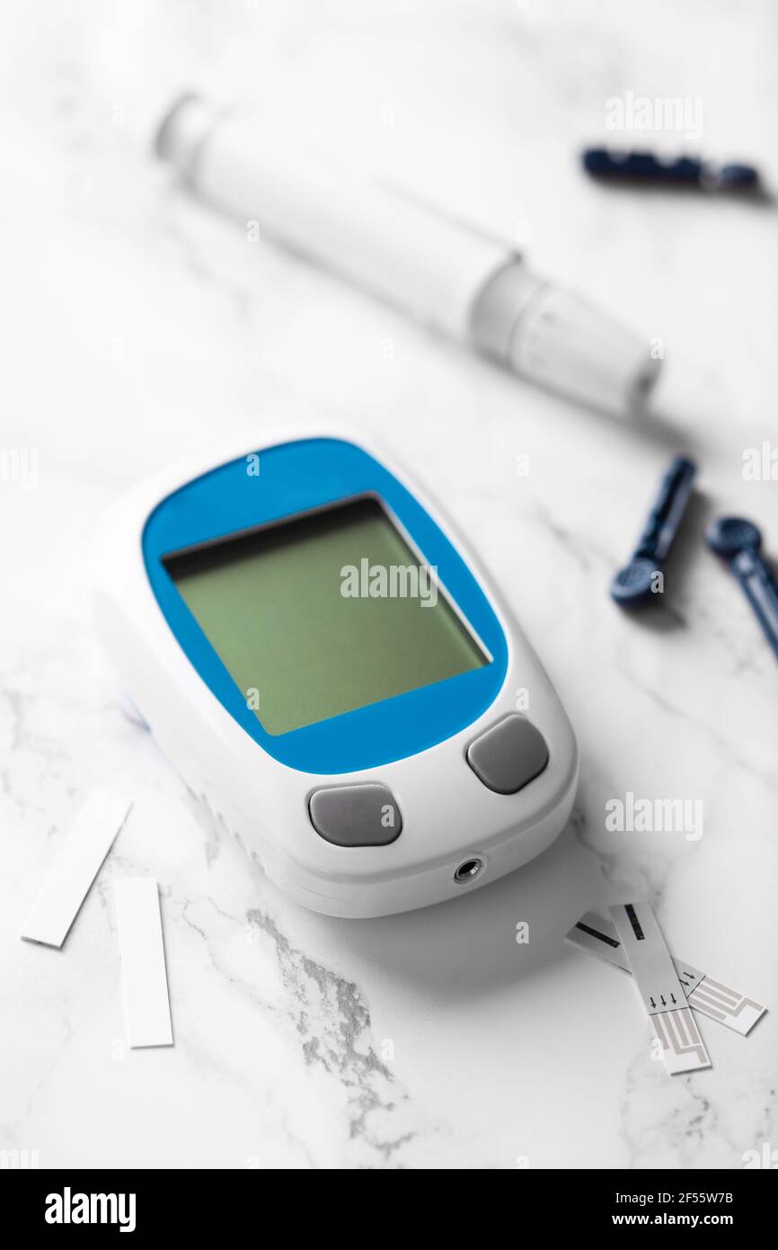 glucometer cétomètre lancet et bandelettes pour l'auto-surveillance du taux de glucose ou de cétones dans le sang. diabète ou régime de céto Banque D'Images