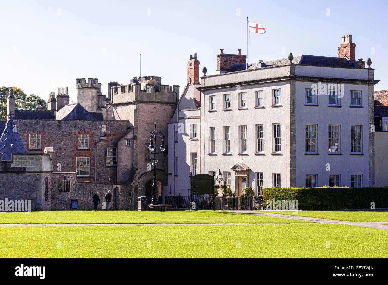 Vue de l'autre côté de la cathédrale verte à la véranda sans pénitence dans la ville de Wells, Somerset Royaume-Uni Banque D'Images