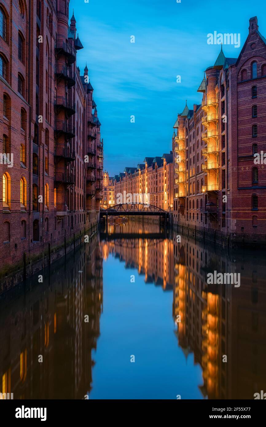 Allemagne, Hambourg, canal de Wandrahmsfleet au crépuscule Banque D'Images