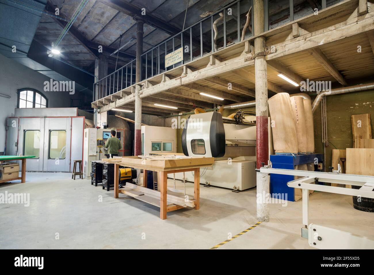 Jeune artisan travaillant dans un atelier de menuiserie Banque D'Images