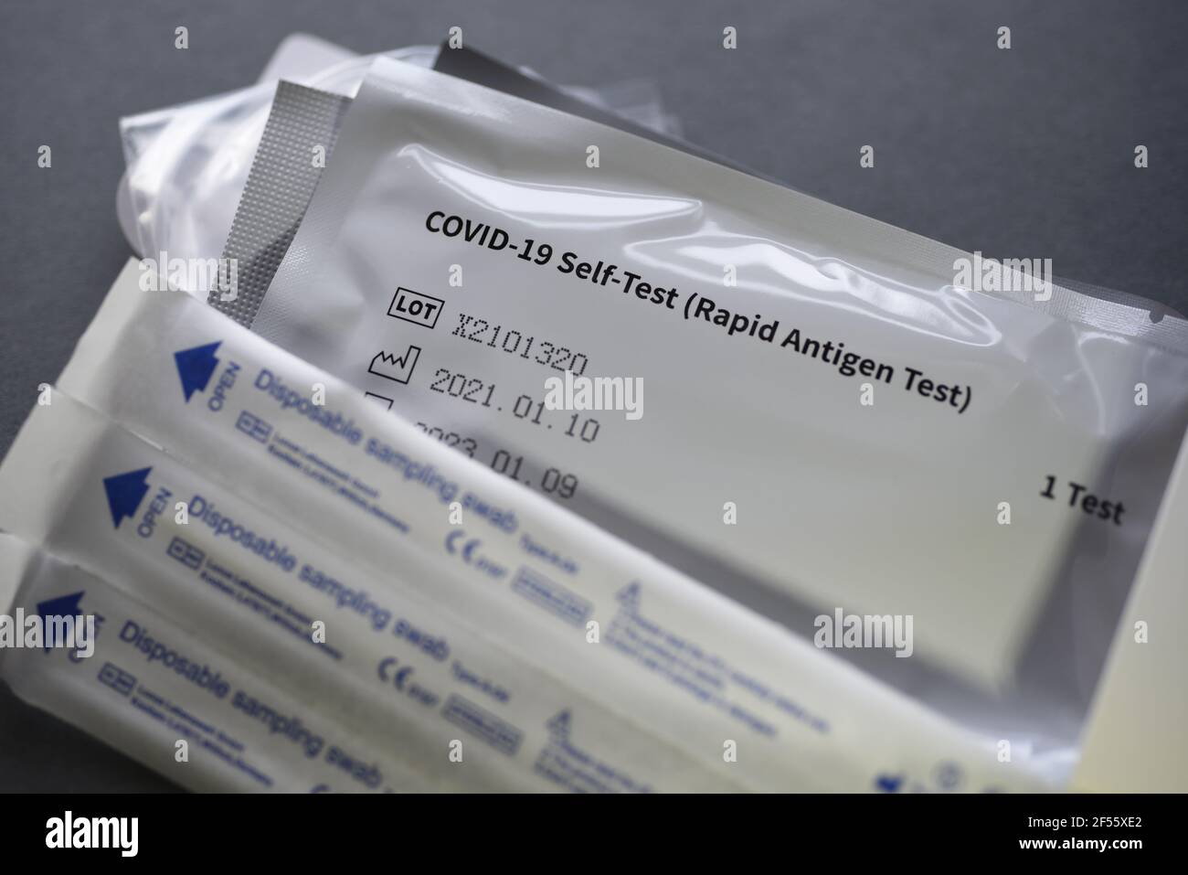 Kit d'auto-test COVID-19 (Rapid Antigen Test) au Royaume-Uni pour les tests à domicile ou sur le lieu de travail. Banque D'Images