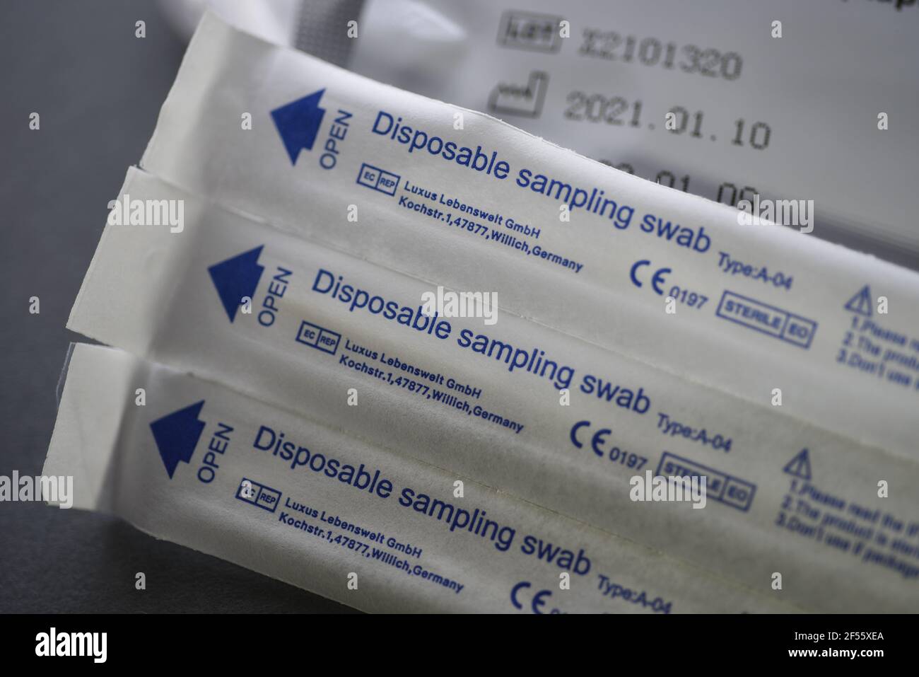 Kit d'auto-test COVID-19 (Rapid Antigen Test) au Royaume-Uni pour les tests à domicile ou sur le lieu de travail. Banque D'Images